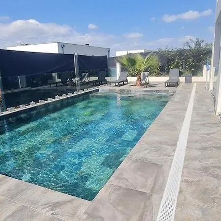 With Swimming Pool فيلة
